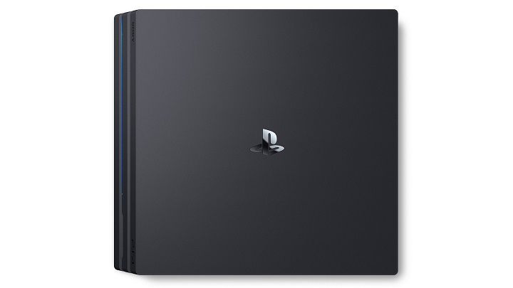 PlayStation 4 Pro jest bardzo podobne do standardowego modelu, ale ma trzy, a nie dwa „żeberka”. - PlayStation 4 Pro debiutuje na rynku - wiadomość - 2016-11-10