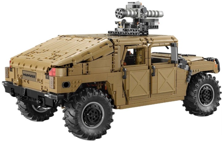 Źródło: CaDA; materiały promocyjne - Na miejscu LEGO i COBI trząsłbym się jak osika. CaDA przygotowała zestaw, który ma ponad 50 cm długości, składa się z prawie 4000 elementów i jest w cenie, jakiej trudno się spodziewać - wiadomość - 2024-10-04