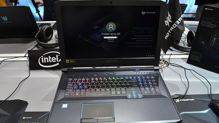 Złożony Predator Helios 700 wygląda jak zwykły laptop... - Acer Predator Helios 700 z wysuwaną klawiaturą  - wiadomość - 2019-04-12