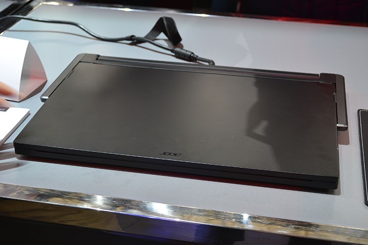 Szkoda, że wielki zawias nie jest jakoś schowany w ogólnej bryle laptopa. - Acer Predator Helios 700 z wysuwaną klawiaturą  - wiadomość - 2019-04-12