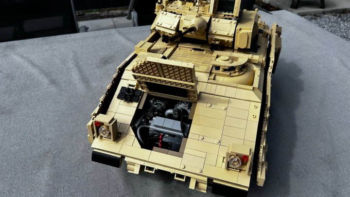Autor zadbał o realistycznie wyglądający silnik. Źródło: TheAristocraticDarth, Reddit - LEGO nigdy nie wyda takich zestawów, więc fani tworzą je sami. Ikoniczny BWP M2A3 Bradley złożony z klocków wygląda rewelacyjnie - wiadomość - 2025-09-01