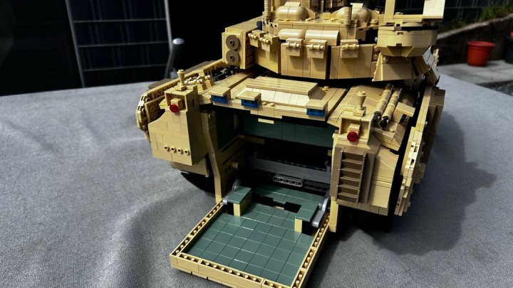 Bojowy wóz piechoty M2A3 został dobrze wykonany także we wnętrzu. Źródło: TheAristocraticDarth, Reddit - LEGO nigdy nie wyda takich zestawów, więc fani tworzą je sami. Ikoniczny BWP M2A3 Bradley złożony z klocków wygląda rewelacyjnie - wiadomość - 2025-09-01