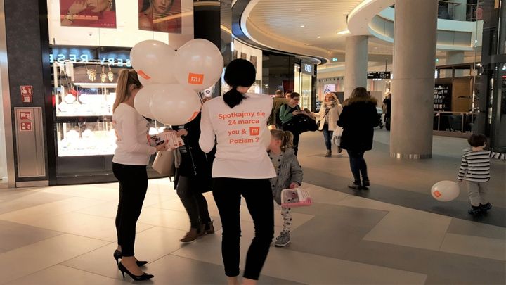 Hostessy zachęcają do odwiedzin Mi Store w dniu otwarcia. - Xiaomi otwiera pierwszy oficjalny salon w Polsce. Spore promocje na start - wiadomość - 2018-03-22