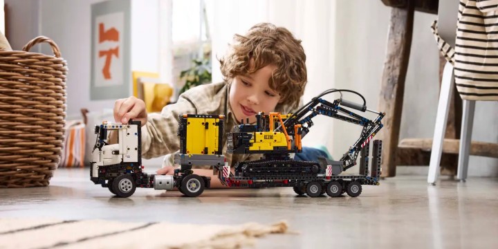 Źródło: LEGO; materiały promocyjne - Amazon szokuje cenami nawet po Black Friday! Ciężarówka LEGO Technic czeka z koparką na naczepie, żeby zaparkować pod Twoją pod choinką - wiadomość - 2024-12-02