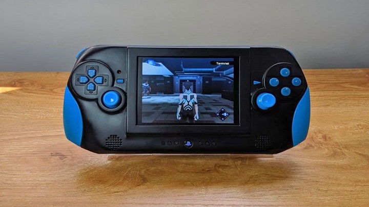 Przenośna konsola PlayStation 2 – PIS 2./Żródło: darkwingmod. - Gracz zbudował działające, przenośne PlayStation 2 - wiadomość - 2019-09-06