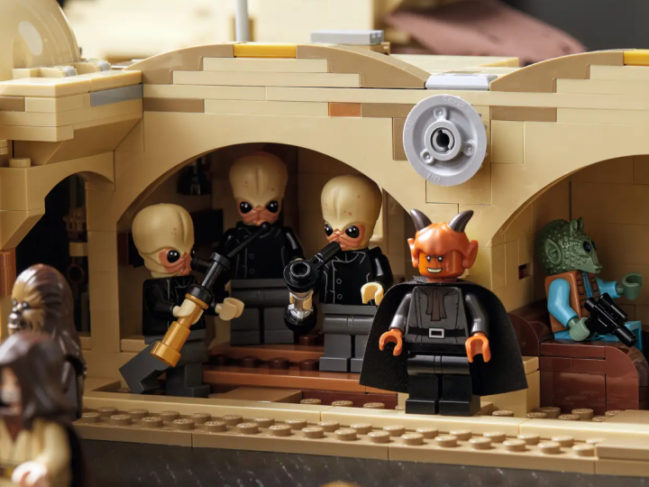 Źródło: LEGO, materiały promocyjne - Ten zestaw LEGO odtwarza najbardziej szemraną mordownię w odległej galaktyce. Model Kantyny Mos Eisley wkrótce zostanie wycofany i to ostatnia szansa na zakup w tak dobrej cenie - wiadomość - 2024-11-15