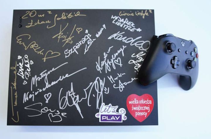 Xbox One X z autografami gwiazd PLAY. Wesprzyj Wielką Orkiestrę Świątecznej Pomocy - ilustracja #1
