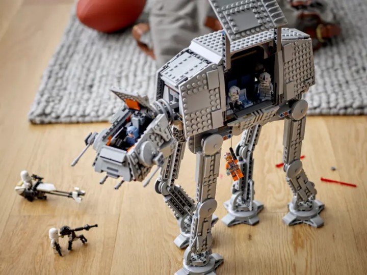 Źródło: LEGO; materiały promocyjne - Być może dzięki Amazon Prime Day macie ostatnią szansę, by kupić ten wycofany model LEGO w tak dobrej cenie. AT-AT robi wrażenie swoimi rozmiarami i nadzwyczajną interaktywnością - wiadomość - 2024-10-08