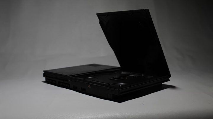 PS2 Slim w całej okazałości. Źródło: wtrsnvc_ / Unsplash. - Konsola niewiele większa od pudełka z grą. PS2 Slim do dzisiaj pozostaje imponującym przykładem miniaturyzacji sprzętu - wiadomość - 2025-04-03