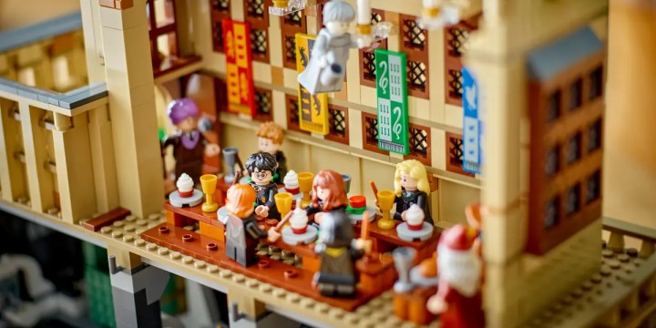 Źródło: LEGO; materiały promocyjne - Wielka Sala LEGO pozwala cofnąć się do czasów Kamienia filozoficznego. Użyj klocków do odtworzenia pierwszej przygody Harry’ego Pottera - wiadomość - 2024-10-31