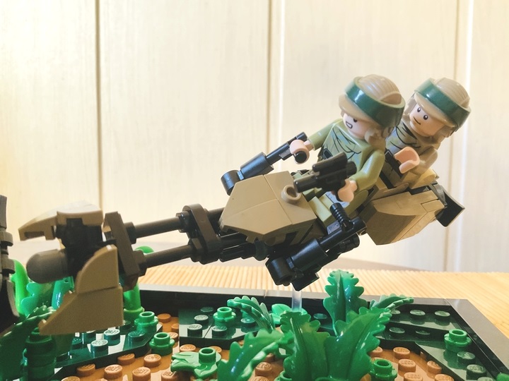 Emocjonująca scena z Powrotu Jedi w wersji LEGO - recenzja dioramy Pościg na ścigaczu przez Endor - ilustracja #7