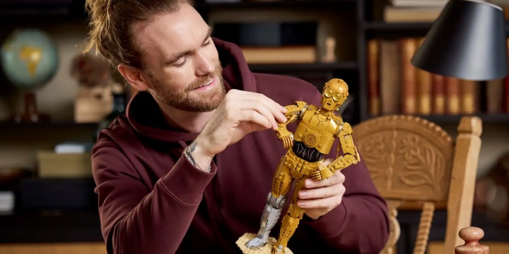 Źródło: LEGO; materiały promocyjne - Amazon musiał podpisać pakt z diabłem, bo ta promocja jest piekielnie dobra. Zestaw LEGO C-3PO ledwie miał premierę, a już jest dostępny w nieosiągalnej dla innych sklepów cenie - wiadomość - 2024-08-16