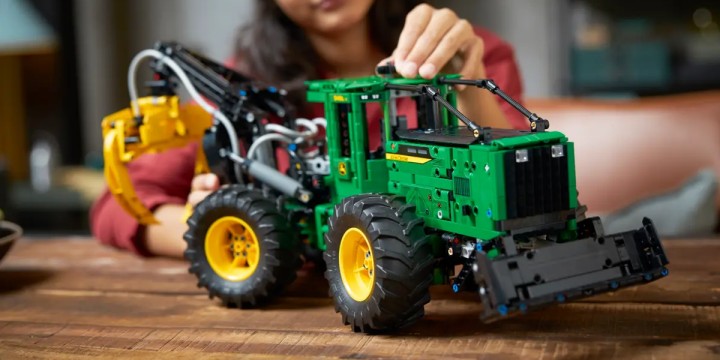 Źródło: LEGO; materiały promocyjne - Dzięki tej promocji realizacja marzeń fanów Farming Simulatora jeszcze nigdy nie była tak blisko. Wykorzystaj siłę LEGO Technic i poznaj ciągnik zrywkowy John Deere 948L-II - wiadomość - 2024-10-09