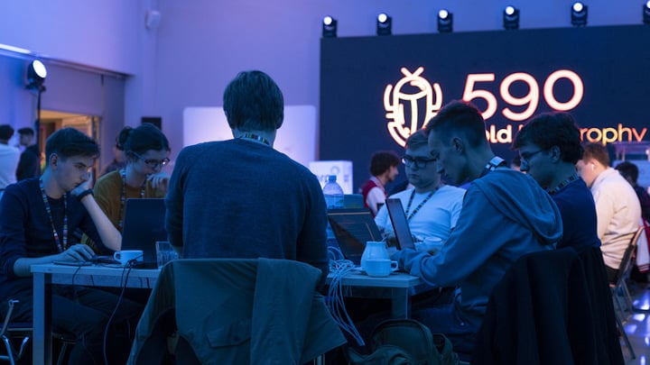 Programiści w pocie czoła rozwiązywali zlecone im zadania. / Źródło: Interia - Polscy deweloperzy pokazali się na Hackathonie podczas Kongresu 590 - wiadomość - 2019-10-11