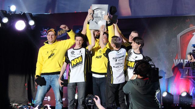 Puchar zdobyty przez drużynę Natus Vincere waży ponad 20 kg. / fot. WildCamel. - World of Tanks - Wielki Finał Wargaming.net League rozstrzygnięty. Wygrało Natus Vincere - wiadomość - 2014-04-07