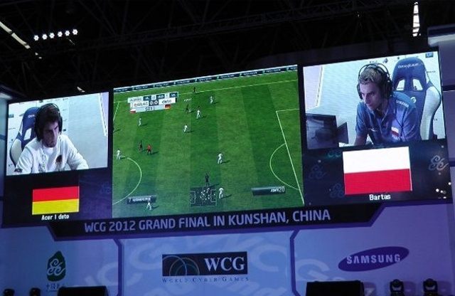 Pojedynek deto i Bartasa na WCG 2012 (fot. PK/gazeta.pl) - Polak wicemistrzem świata w FIFA 12 - wiadomość - 2012-12-03