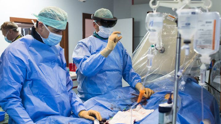The future is now. (źródło: Gazeta Krakowska) - Krakowscy chirurdzy wykorzystali technologię HoloLens przy operacji serca - wiadomość - 2018-04-01