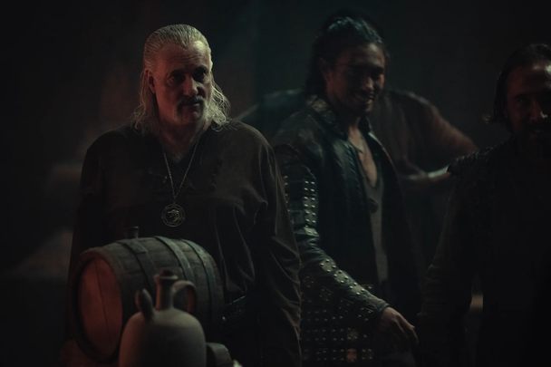 Geralt, Vesemir i Eskel w Kaer Morhen. Nowe zdjęcia z Wiedźmina Netflixa - ilustracja #22