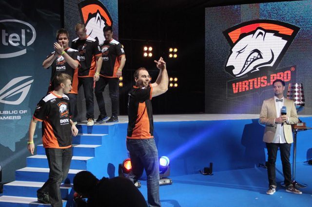 Zawodnicy Virtus.pro wychodzą na scenę. - Intel Extreme Masters 2014 – dzisiaj wielki finał! - wiadomość - 2014-03-16