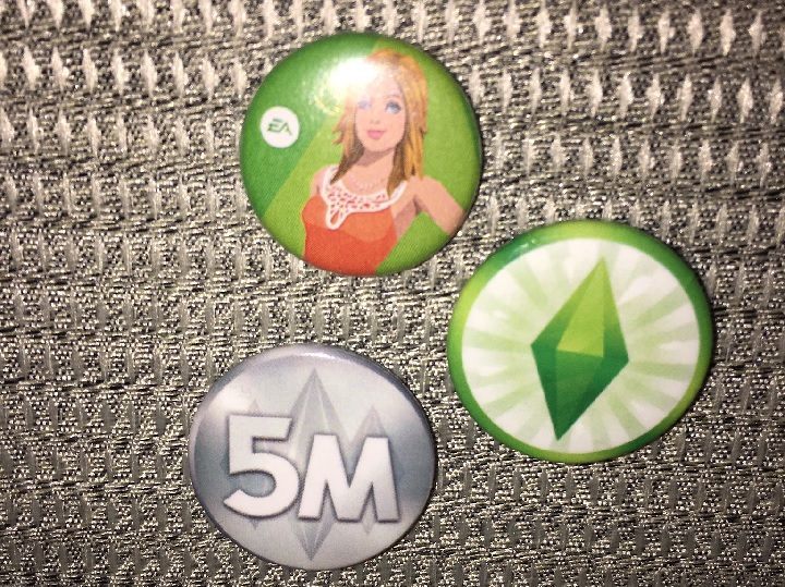 Przypinka z tajemniczym „5M” szybko wzbudziła zainteresowanie fanów serii. - 5 milionów sprzedanych egzemplarzy The Sims 4 - wiadomość - 2016-06-17