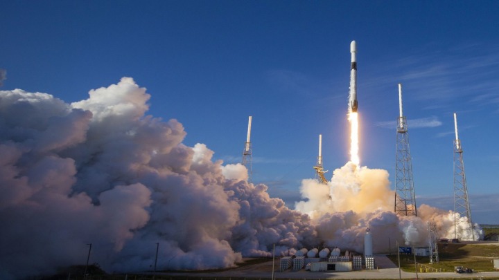 Falcon 9 podczas startu 17 lutego tego roku. - SpaceX wystrzeliwuje 5. raz tę samą rakietę - wiadomość - 2020-03-18