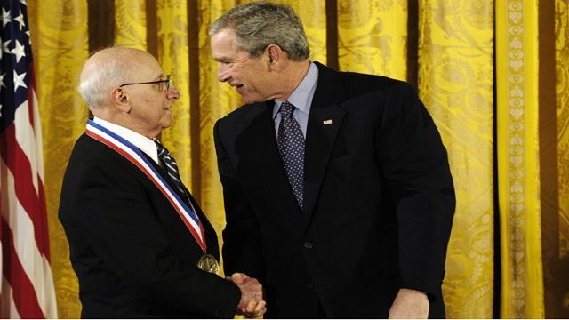 Ralph H. Baer podczas uroczystości przyznania mu National Medal of Technology w 2006 roku. - Zmarł Ralph H. Baer, „ojciec gier wideo” - wiadomość - 2014-12-08