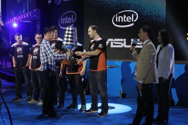 A tak wyglądali triumfatorzy z ekipy Virtus.pro tuż po odejściu od komputerów. / fot. Norman Lenda - Intel Extreme Masters 2014 – Polska wygrywa złoto w Counter-Strike’u, resztę zgarnia Korea - wiadomość - 2014-03-17