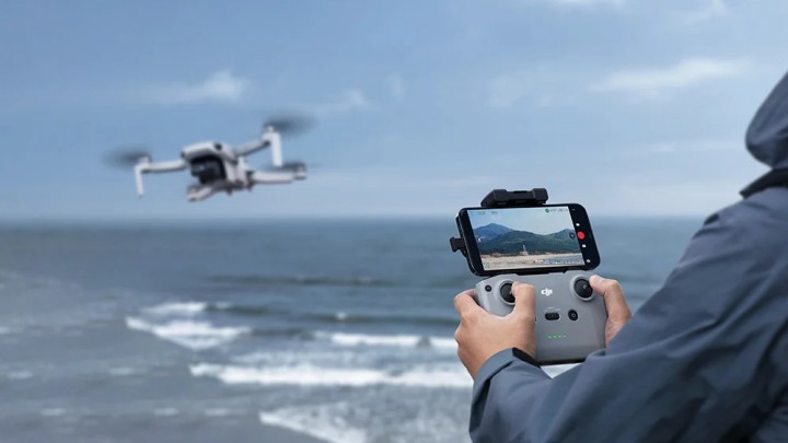 DJI; materiały promocyjne - Nie zastanawiaj się, tylko kupuj. Takiej okazji na drona DJI Mini 2 Fly More Combo jeszcze nie było - wiadomość - 2024-05-20