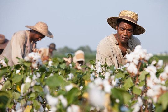 Filmem roku został oparty na faktach dramat Zniewolony. 12 Years A Slave w reż. Steve’a McQueena, opowiadający o czasach niewolnictwa w Stanach Zjednoczonych. - Oscary 2014 rozdane - Zniewolony najlepszym filmem, Grawitacja z siedmioma statuetkami - wiadomość - 2014-03-03