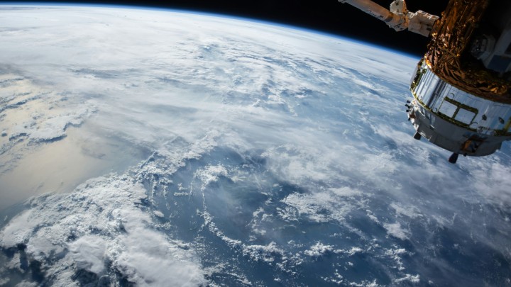Niskie opóźnienia w komunikacji wymagają niewielkiej wysokości na orbicie. Źródło: NASA - Trwają testy 6G, China Mobile wystrzeliło pierwszego satelitę pracującego w tej technologii - wiadomość - 2024-02-19