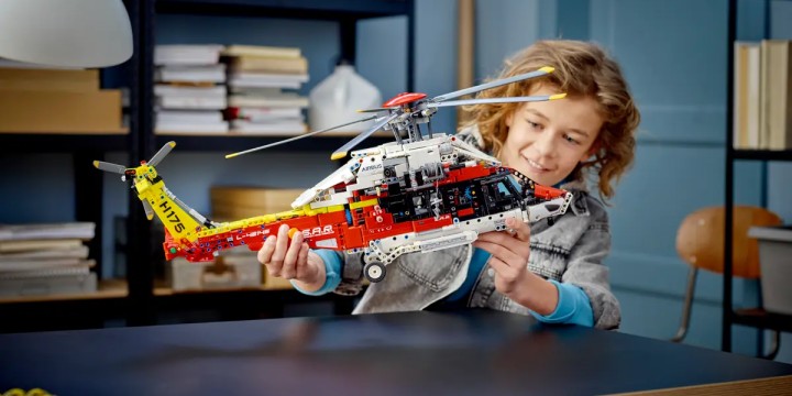 Źródło: LEGO; materiały promocyjne - Gigantyczna promocja tuż przed Amazon Prime Day. Liczący ponad 2000 elementów śmigłowiec LEGO Technic to zestaw, którego próżno szukać u konkurencji - wiadomość - 2024-07-15