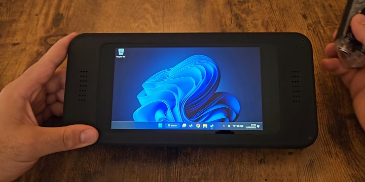He converted his laptop into a portable gaming console; the final effect is stunning - illustration #1
