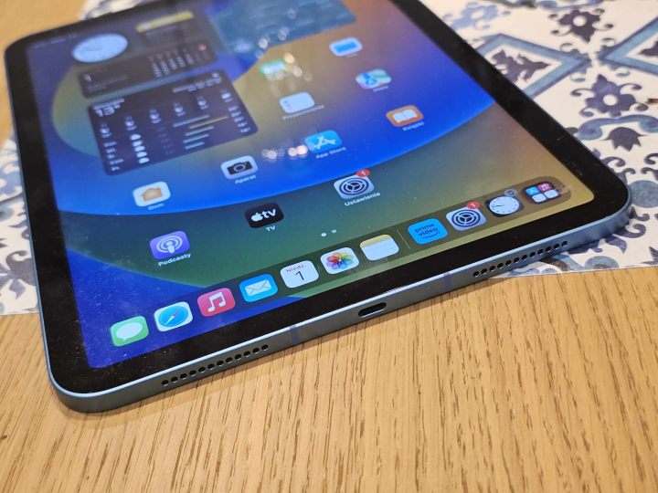 Apple długo wzbraniało się przed USB-C, jednak w końcu nie miało wyjścia. Zarówno iPhone’y, jak i iPady mają już to rozwiązanie na pokładzie. Źródło: własne. - Producenci nie dodają już ładowarek do telefonów, bo i tak je kupimy - wiadomość - 2025-03-17
