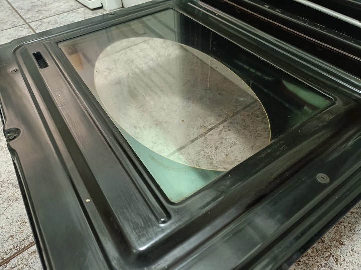 Czyszczenie podwójnej szyby piekarnika nie musi wiązać się z jej demontażem. Źródło: Xataka Smart Home - Jak wyczyścić podwójną szybę piekarnika bez demontażu? - wiadomość - 2024-01-23