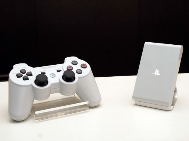 PlayStation TV (po prawej) to wyjątkowo małe urządzenie. - Konferencja Sony na E3 2014 – relacja (m.in. Bloodborne, Dead Island 2, Far Cry 4, GTA V, Mortal Kombat X i Uncharted 4) - wiadomość - 2014-06-10