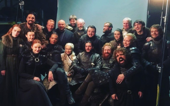 Przez lata kręcenia Gry o tron wielu aktorów zdążyło się ze sobą zżyć. / Źródło: Instagram - Gra o tron - ostatni odcinek i podziękowania Emilii Clarke - wiadomość - 2019-05-20