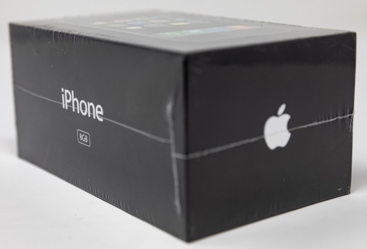 Pierwszy iPhone sprzedany za niemal 200 tys. złotych - ilustracja #1