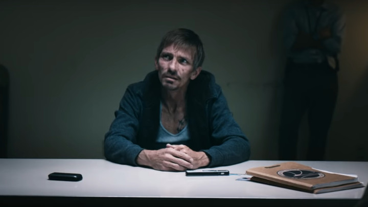 Skinny Pete na przesłuchaniu. - El Camino – teaser, plakat i data premiery kontynuacji Breaking Bad - wiadomość - 2019-08-26