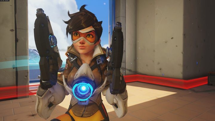 Niektórym z oszustów nie da rady nawet uwielbiana przez społeczność graczy Tracer - Blizzard pozywa twórców cheatów do Overwatch - wiadomość - 2016-07-06