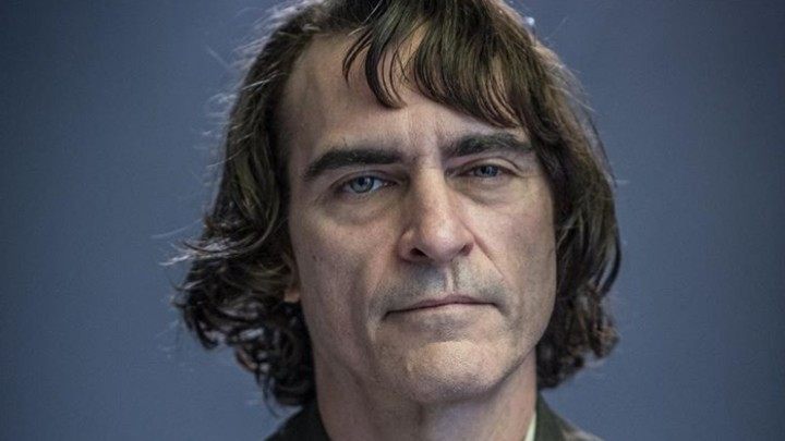 Joaquin Phoenix jako Joker jeszcze bez charakterystycznego „makijażu”. - Pierwsze zdjęcie i film z Joaquinem Phoenixem jako komiksowym Jokerem - wiadomość - 2018-09-17