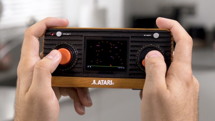 Atari Retro Handheld to przenośna konsola w naprawdę starym stylu. Jest nawet zasilana bateriami AAA - Premiera Atari Retro Handheld już za kilka dni - wiadomość - 2018-10-23