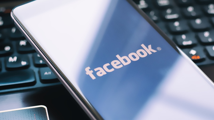 Facebook włącza ciemny motyw w kolejnych aplikacjach. - Facebook Lite z ciemnym motywem - wiadomość - 2020-02-17
