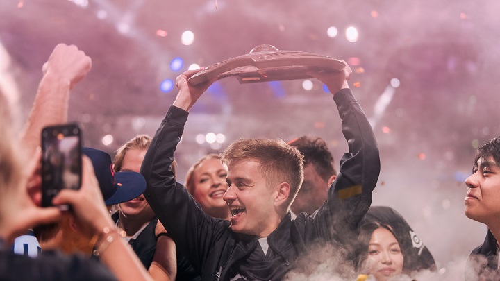 Kapitan drużyny OG, „N0tail”, ze zwycięskim trofeum. - Zwycięska drużyna zgarnęła 15 mln dolarów w turnieju Dota 2 - The International - wiadomość - 2019-08-26