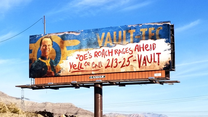 Prawdziwy billboard z działającym numerem telefonu burzy czwartą ścianę. Źródło: @falloutonprime, X - Na numer ze zdjęcia z 2. sezonu Fallouta można zadzwonić. Usłyszycie wtedy wiadomość od samego Vault-Tec - wiadomość - 2025-11-18