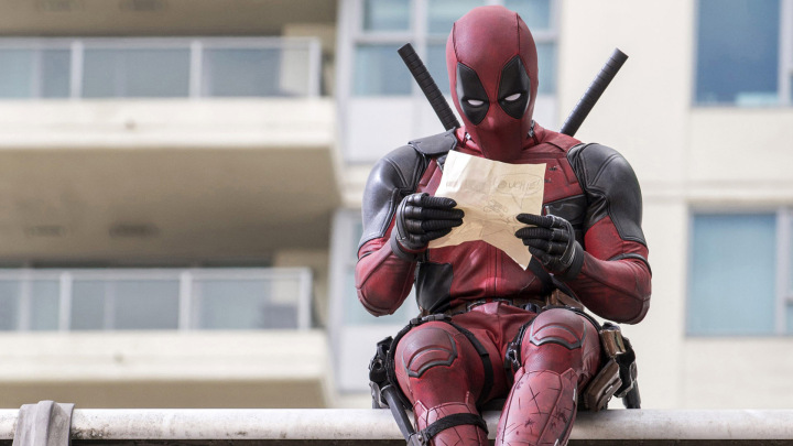 Deadpool czytający uwagi o stonowaniu swoich dialogów. Nie wygląda na zachwyconego. - Deadpool 3 jednak na cenzurowanym? David Leitch o przyszłości serii - wiadomość - 2019-08-05