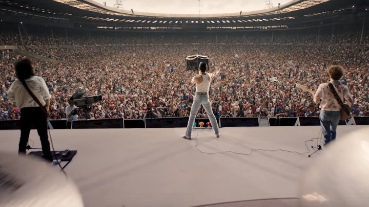 Sceny widoczne na zwiastunie wskazują, że twórcom filmu udało się oddać rozmach koncertów Queen, na które przybywały prawdziwe tłumy. - Rami Malek jako Freddie Mercury w zwiastunie Bohemian Rhapsody - wiadomość - 2018-05-15