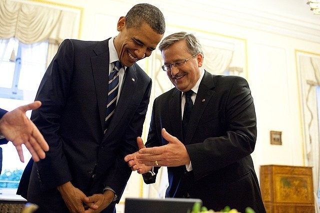 Barack Obama docenia Wiedźmina 2, mimo że nie udało mu się samemu zagrać. Ciekawe, czy zajrzał chociaż do książek Sapkowskiego, które też dostał te trzy lata temu? - Barack Obama nie zagrał w Wiedźmina 2 - wiadomość - 2014-06-03