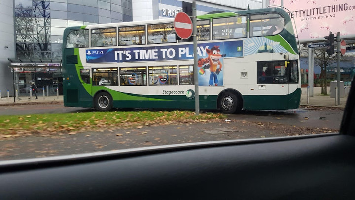 Autobusy z takimi banerami można spotkać na brytyjskich drogach. / Źródło: Reddit - Poszlaki wskazujące na powstawanie nowego Crash Bandicoot - wiadomość - 2019-11-20