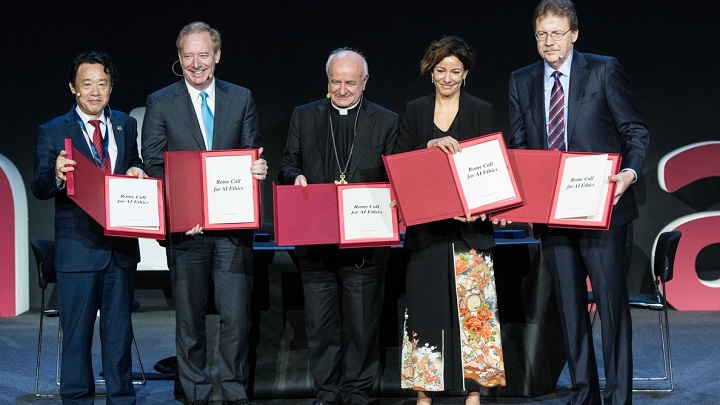 Sygnatariusze papieskiego dokumentu o etyce SI. Od lewej: Qu Dongyu (dyr. generalny FAO, ONZ), Brad Smith (Microsoft), abp. Vincenzo Paglia, Paola Pisano (włoska minister ds. innowacji technologicznych) oraz John Kelly (IBM). - Watykan, Microsoft i IBM chcą regulacji ws. AI i rozpoznawania twarzy - wiadomość - 2020-03-03