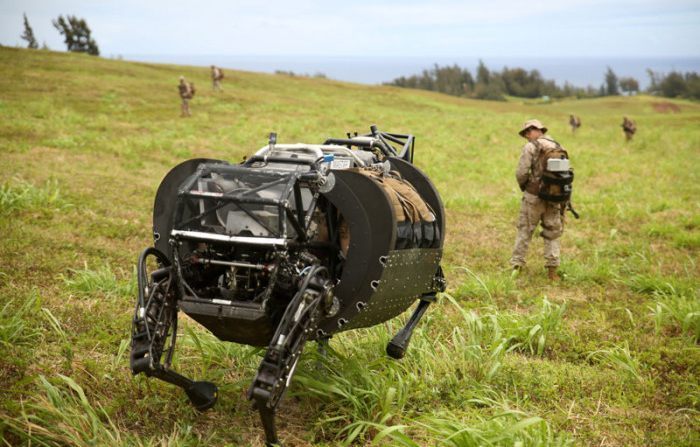 Testy robota transportowego LS3 - Armia Stanów Zjednoczonych wprowadza na pole bitwy rozwiązania znane z gier FPS i RTS - wiadomość - 2015-04-01